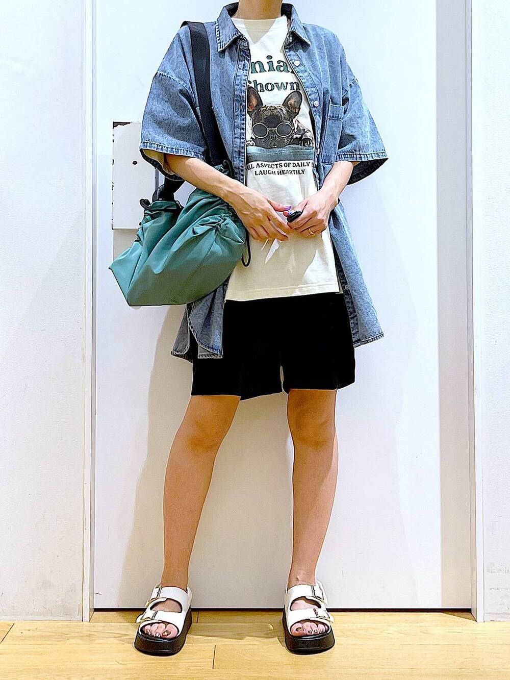 ホワイト系のサンダル、ブラック系のその他パンツ、グリーン系のショルダーバッグを着用したレディースの夏コーディネートの6枚目の写真