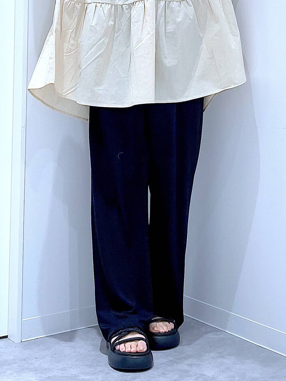 ホワイト系のショルダーバッグ、ブラック系のサンダル、ブラック系のその他パンツを着用したレディースの夏コーディネートの8枚目の写真