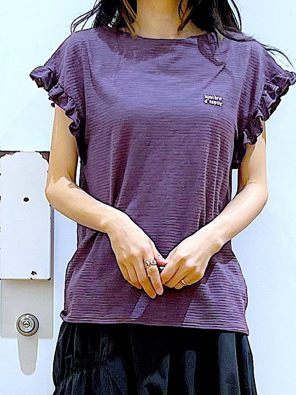 ブラック系のパンプス、ブラウン系のTシャツ/カットソー、ブラック系のスカートを着用したレディースの夏コーディネートの7枚目の写真