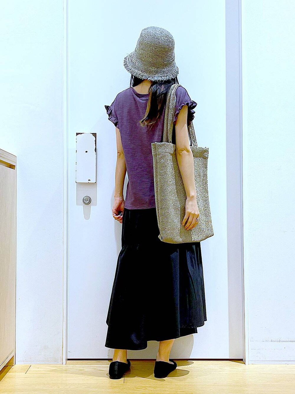 ブラック系のパンプス、ブラウン系のTシャツ/カットソー、ブラック系のスカートを着用したレディースの夏コーディネートの5枚目の写真