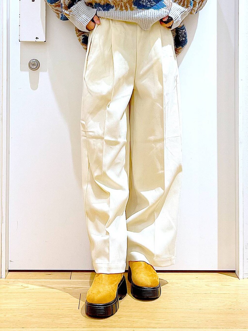 グレー系のニット/セーター、ベージュ系のブーツ、ベージュ系のその他パンツを着用したレディースの冬コーディネートの8枚目の写真