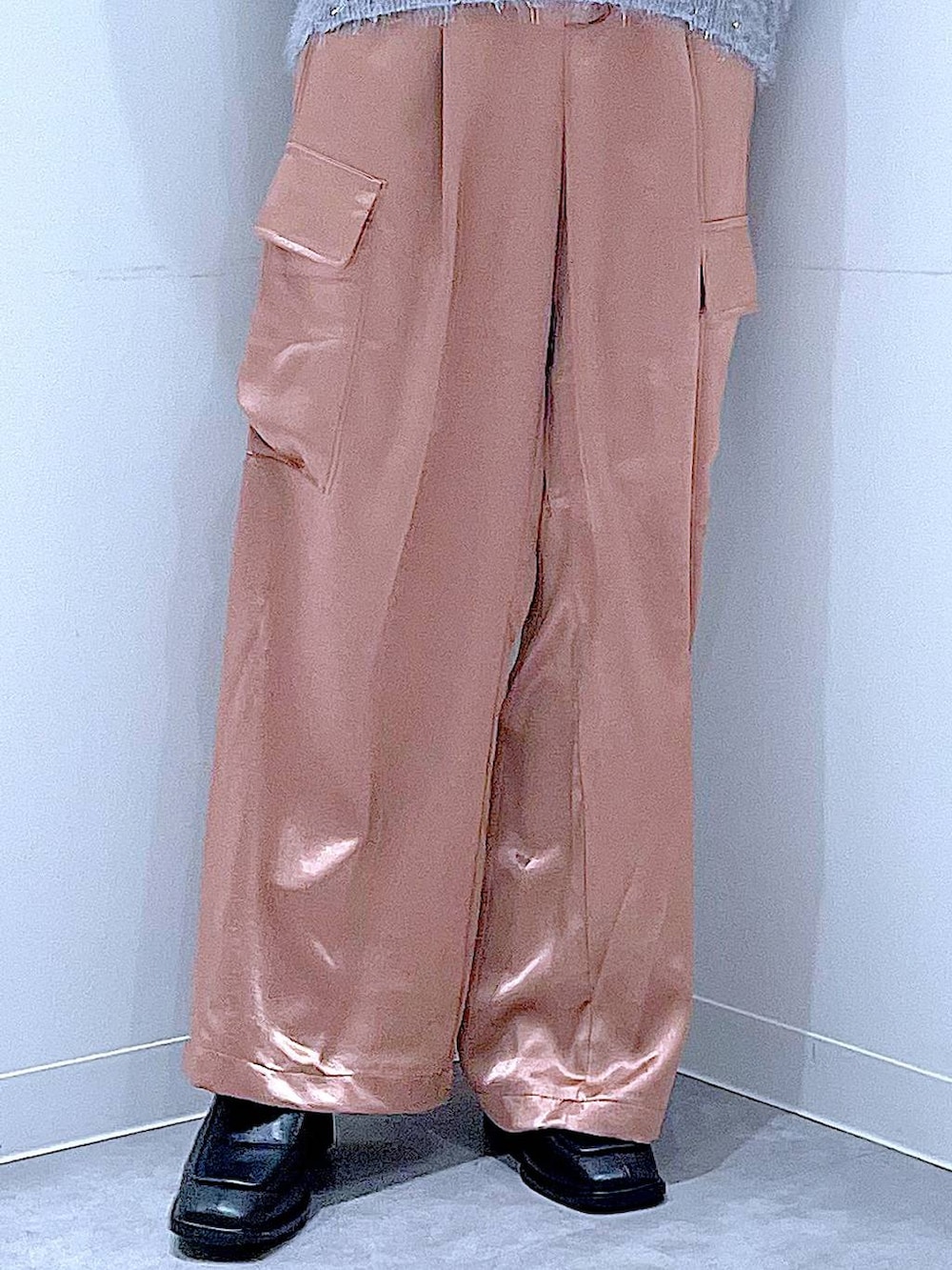 ブラック系のブーツ、ブラウン系のショルダーバッグ、ピンク系のカーゴパンツを着用したレディースの冬コーディネートの8枚目の写真