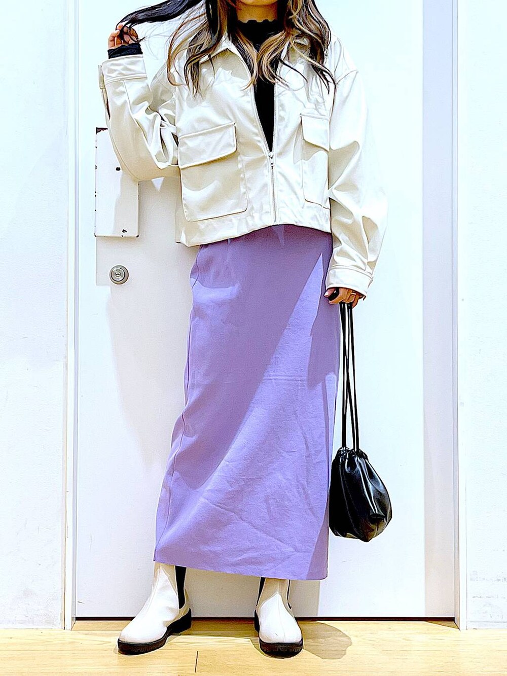 ベージュ系のブルゾン、ブラック系のTシャツ/カットソー、ベージュ系のブーツを着用したレディースの冬コーディネートの6枚目の写真