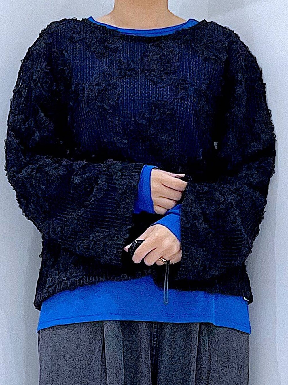 ブラック系のブーツ、ブラック系のシャツ/ブラウス、ブラック系のデニムパンツを着用したレディースの春コーディネートの7枚目の写真