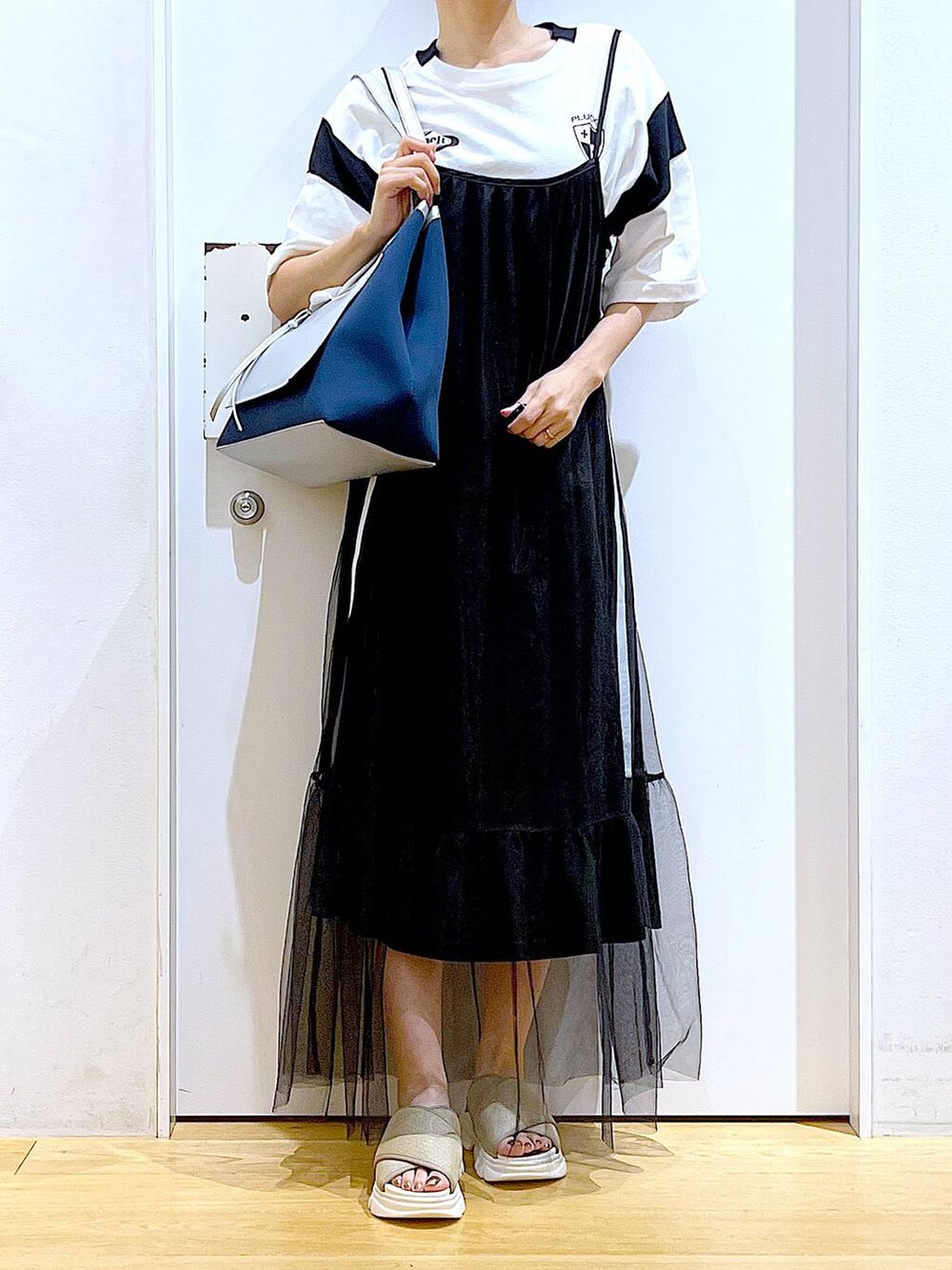 ベージュ系のサンダル、ブルー系のトートバッグ、ホワイト系のTシャツ/カットソーを着用したレディースの夏コーディネートの6枚目の写真