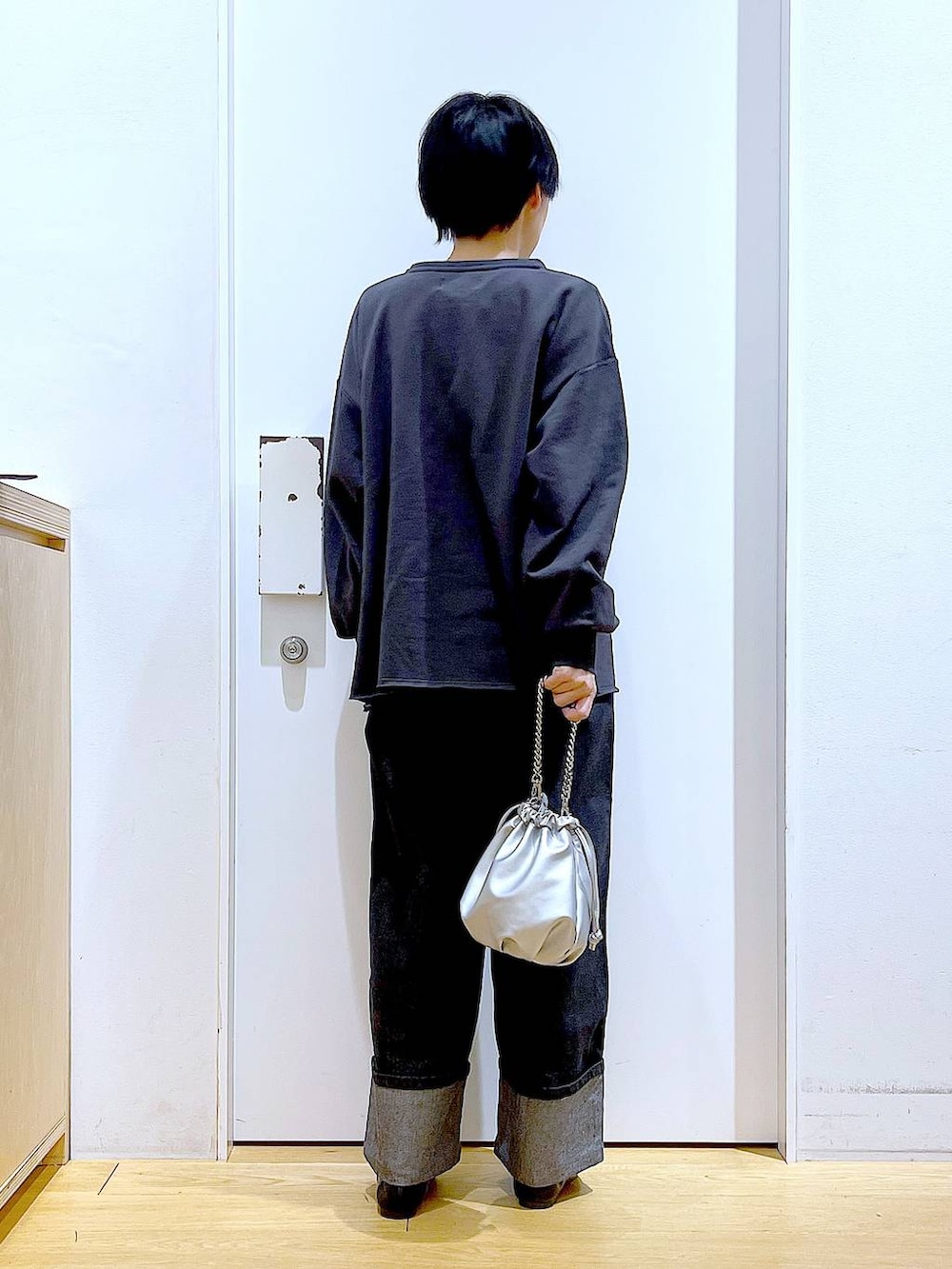 「リラックス、若見え、ゆったり、休日コーデ、骨格ウェーブ、LAKOLE、スウェット、デニムパンツ、カジュアル、シンプルコーデ、春コーデ、パンプス、フラットシューズ、ショルダーバッグ、ワンマイル」｜「LAKOLEのチェーンハンドル2WAYショルダーバッグ / 253087（ショルダーバッグ、シルバー系）」を使った、あおき@LAKOLE海老名さん（レディース・156cm）の冬コーディネートの5枚目の写真
