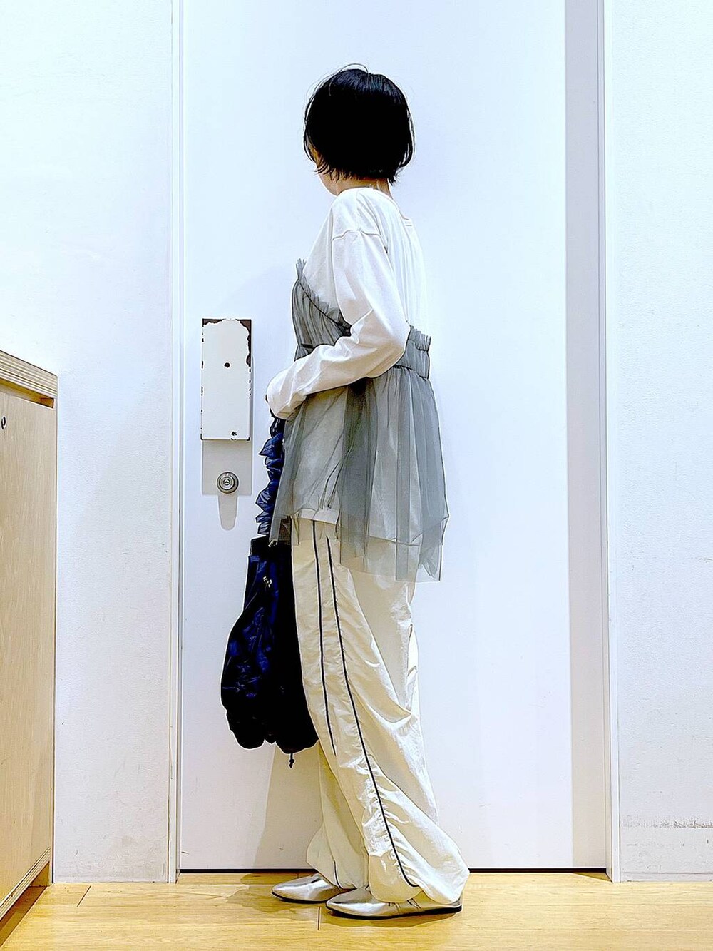 シルバー系のパンプス、ブルー系のショルダーバッグ、グレー系のTシャツ/カットソーを着用したレディースの秋コーディネートの3枚目の写真