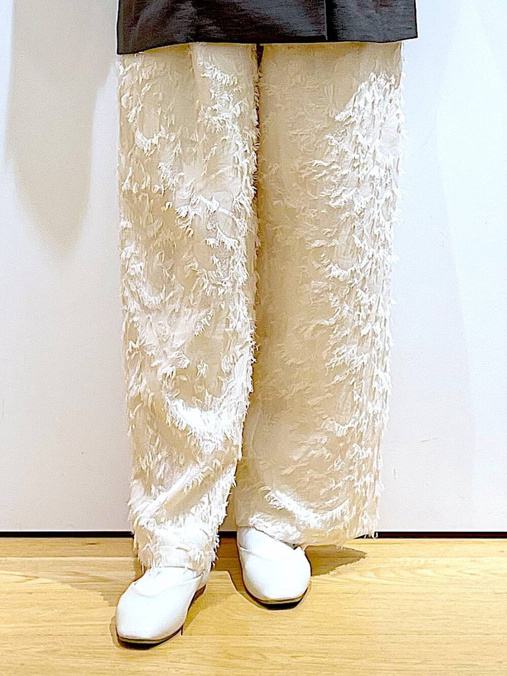 ホワイト系のトートバッグ、ホワイト系のパンプス、ホワイト系のその他パンツを着用したレディースの春コーディネートの8枚目の写真