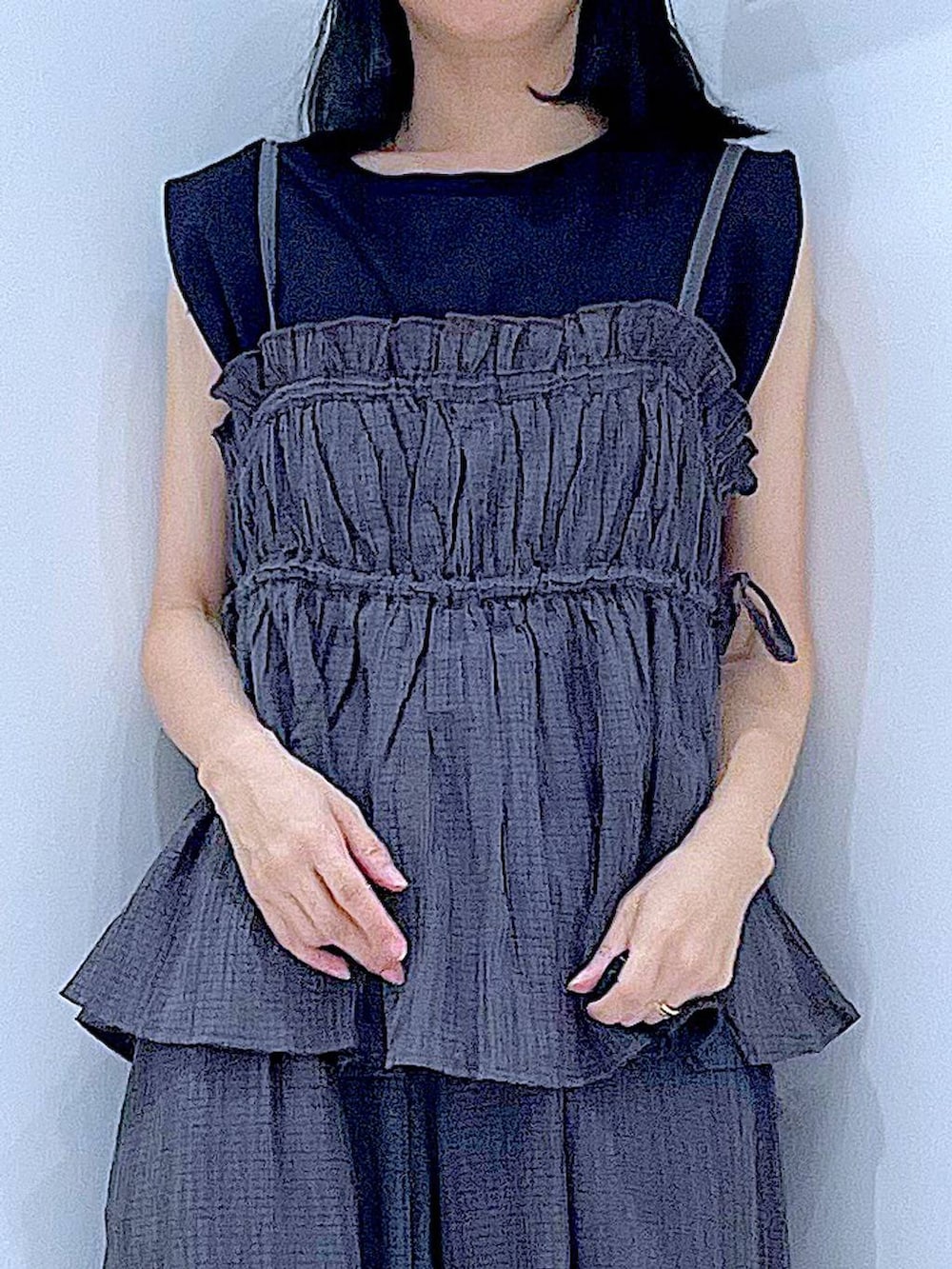 グレー系のその他パンツ、グレー系のキャミソール、ブラック系のショルダーバッグを着用したレディースの夏コーディネートの7枚目の写真