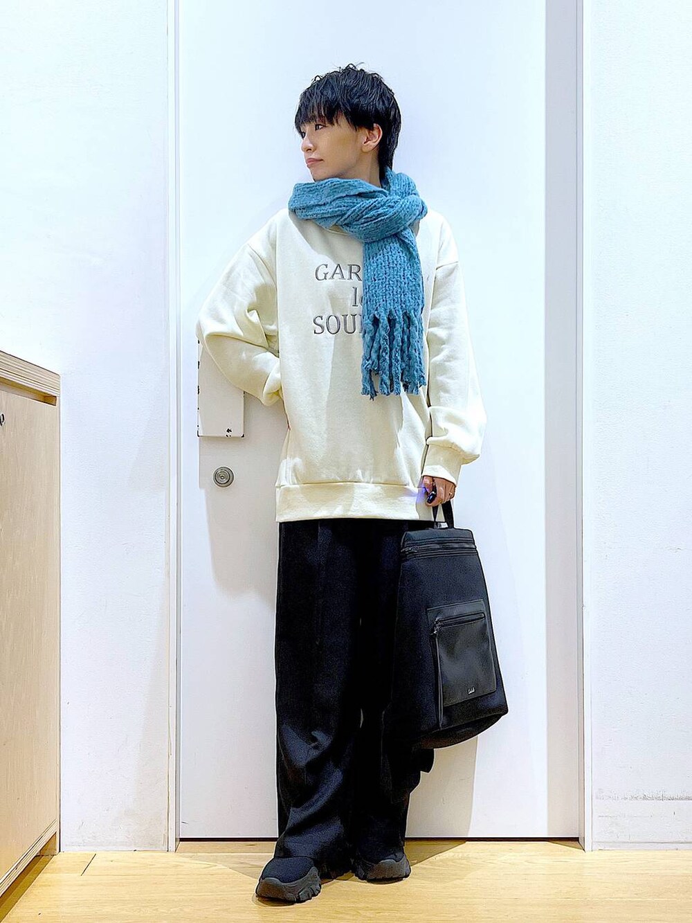 ブラック系のバックパック/リュック、ブラック系のブーツ、ブラック系のその他パンツを着用したレディースの冬コーディネートの2枚目の写真