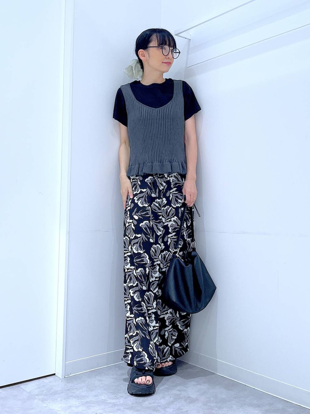 ブラック系のその他パンツ、グレー系のその他トップス、ブラック系のTシャツ/カットソーを着用したレディースの夏コーディネートの2枚目の写真