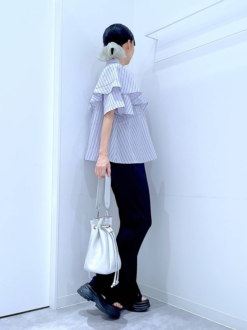ブラック系のその他パンツ、ブラック系のサンダル、ブルー系のシャツ/ブラウスを着用したレディースの夏コーディネートの4枚目の写真