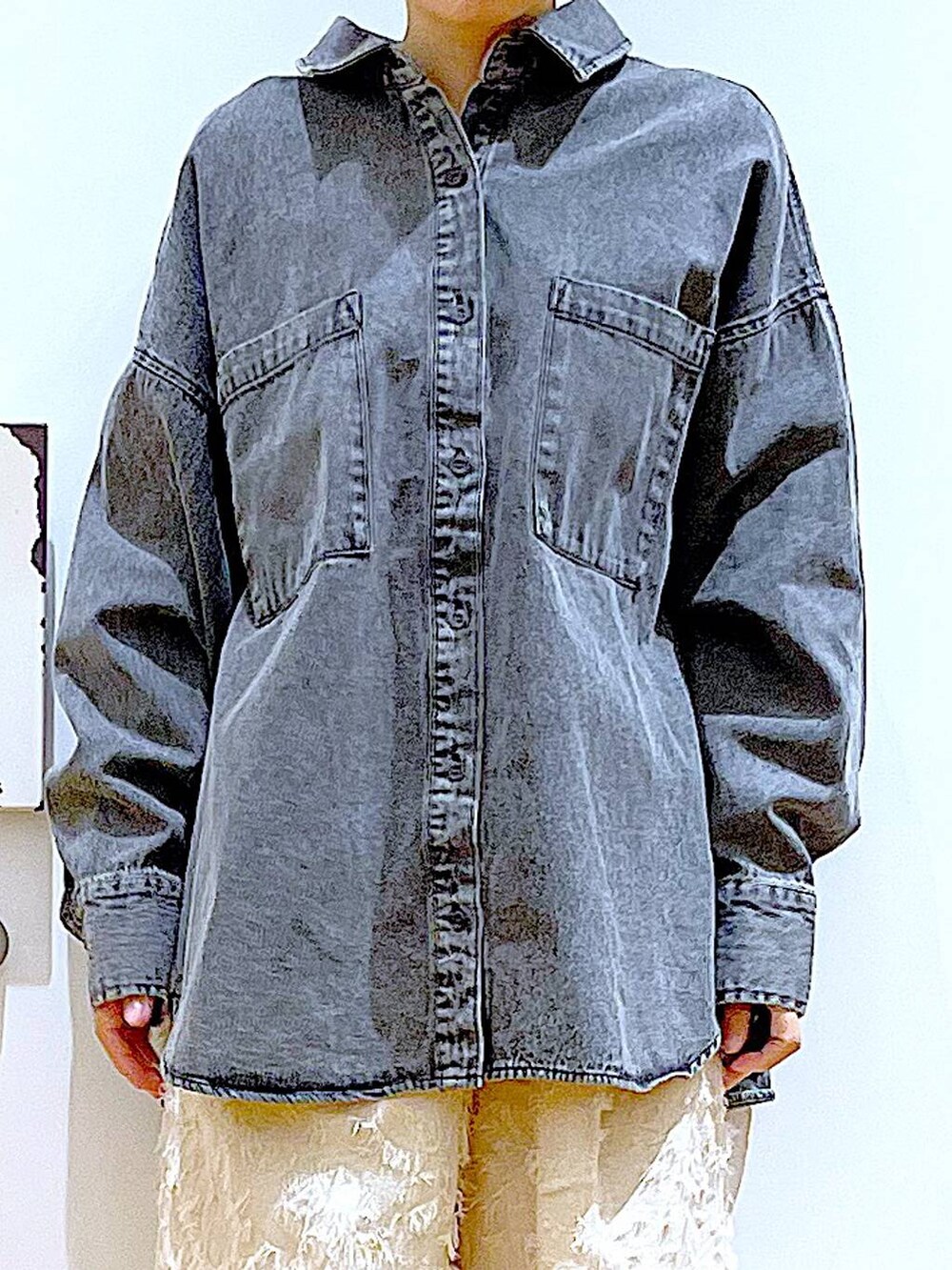 シルバー系のローファー、グレー系のシャツ/ブラウス、ベージュ系のショルダーバッグを着用したレディースの春コーディネートの7枚目の写真