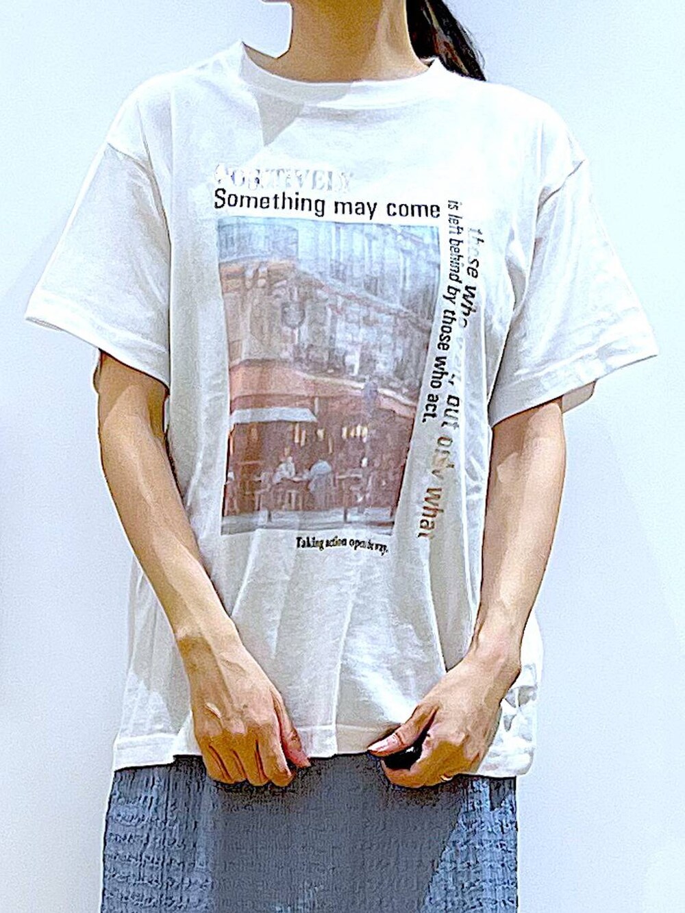 シルバー系のサンダル、ブルー系のスカート、ホワイト系のトートバッグを着用したレディースの夏コーディネートの7枚目の写真