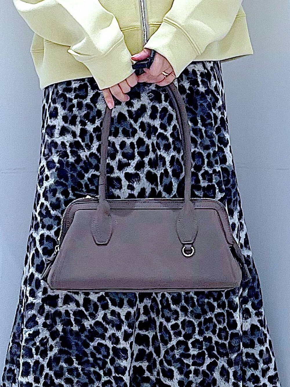 ブラック系のローファー、グレー系のスカート、イエロー系のパーカーを着用したレディースの秋コーディネートの9枚目の写真