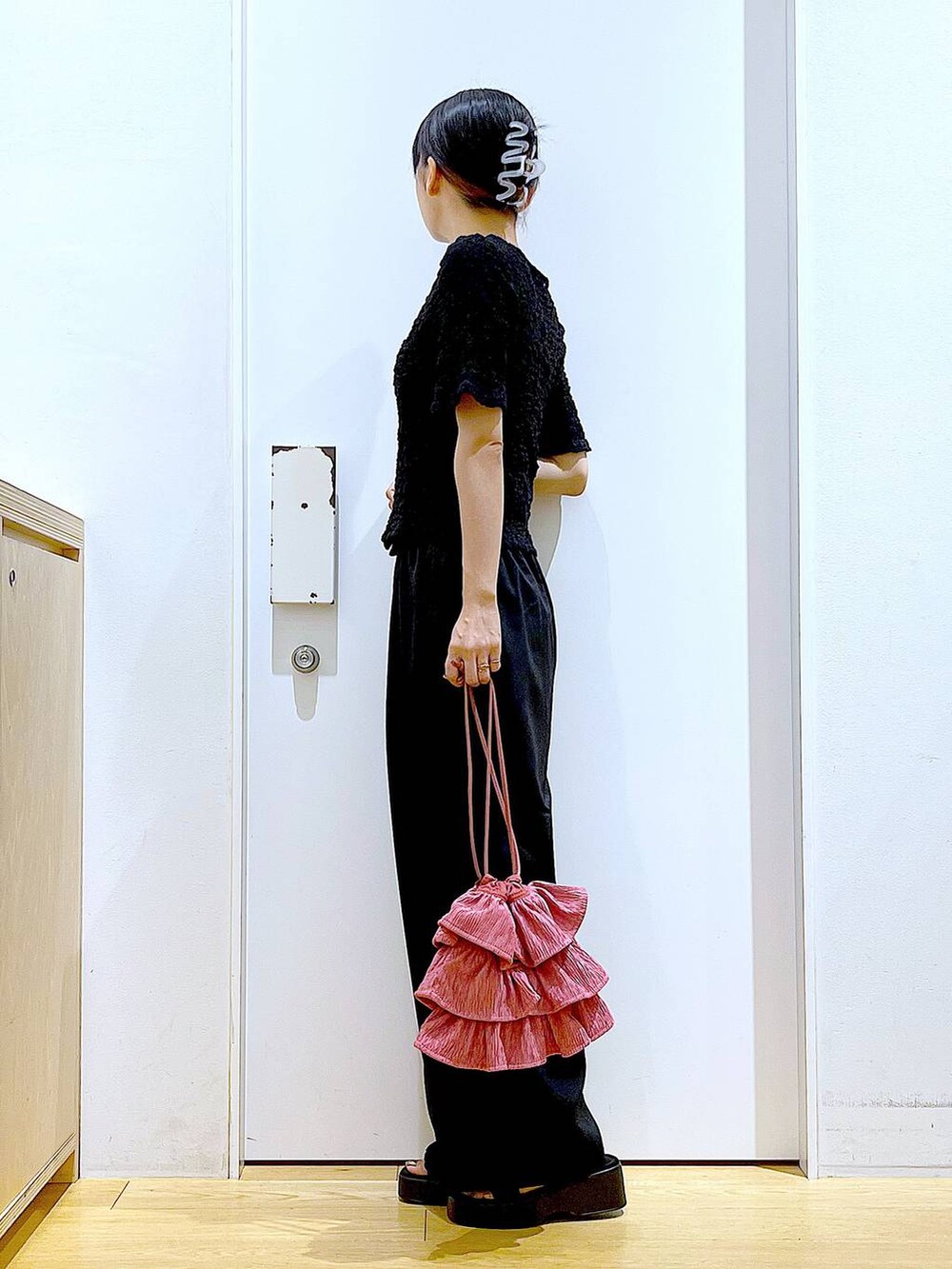 ブラック系のサンダル、ブラック系のその他パンツ、ブラック系のカーディガン/ボレロを着用したレディースの夏コーディネートの3枚目の写真