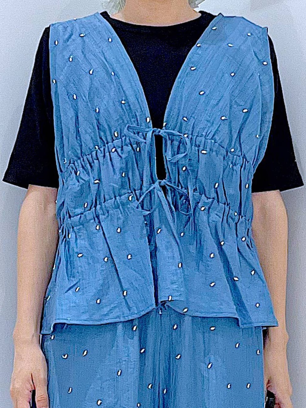 ブラック系のショルダーバッグ、ブラック系のサンダル、ブラック系のTシャツ/カットソーを着用したレディースの夏コーディネートの7枚目の写真