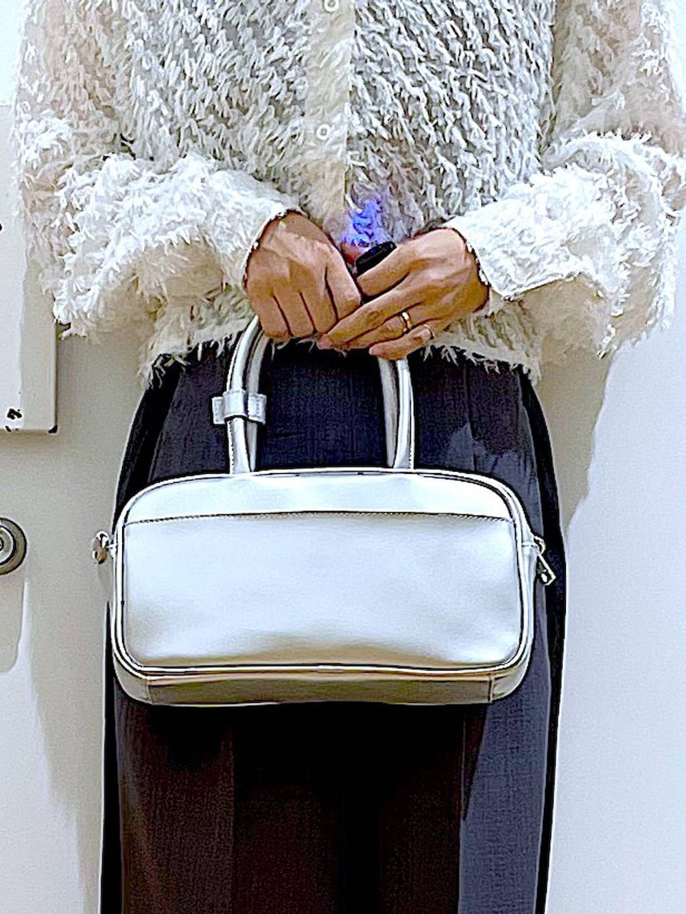 シルバー系のショルダーバッグ、グレー系のその他パンツ、その他のパンプスを着用したレディースの春コーディネートの9枚目の写真