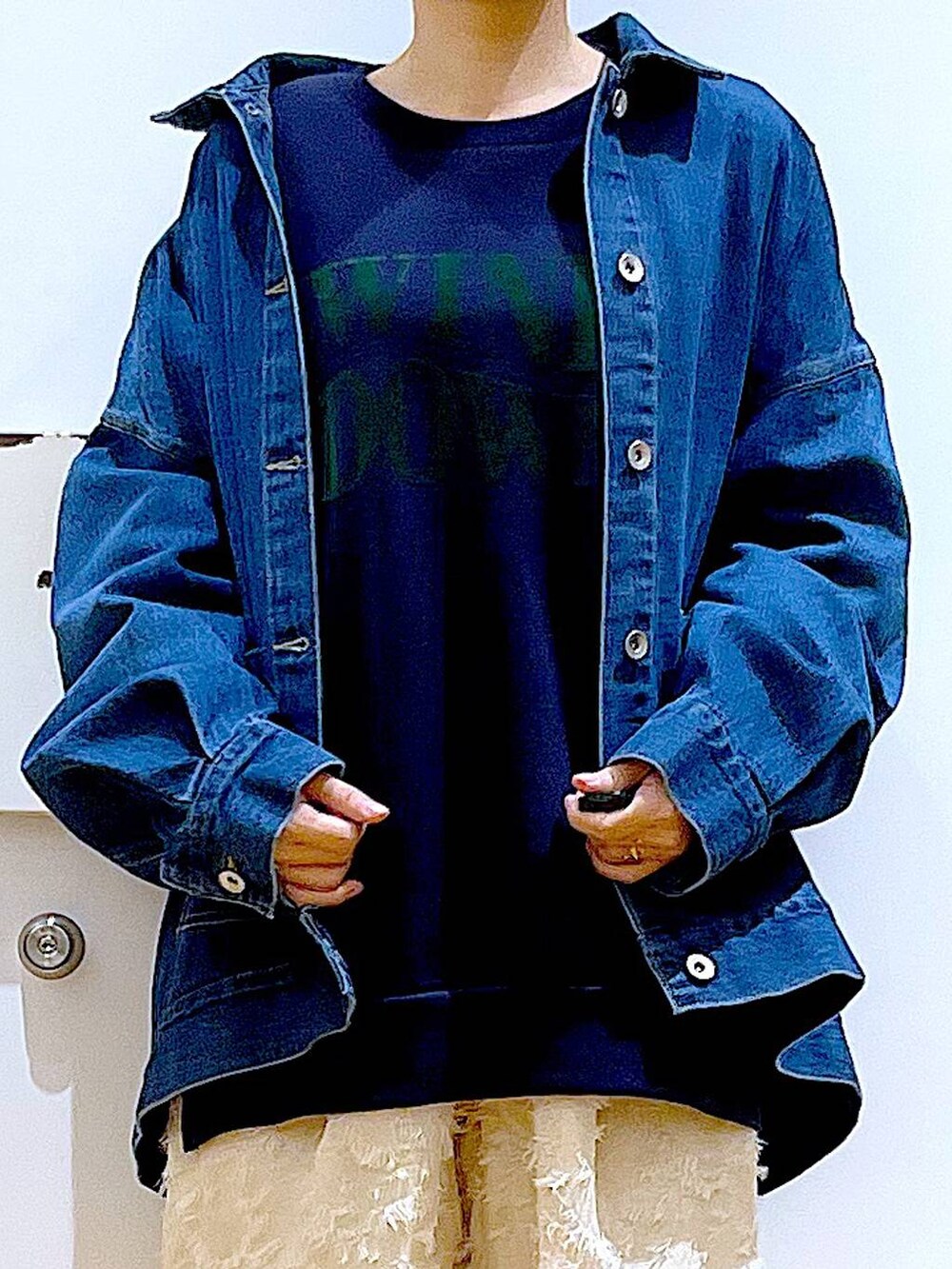 シルバー系のローファー、ブルー系のスウェット、ブルー系のデニムジャケットを着用したレディースの春コーディネートの7枚目の写真