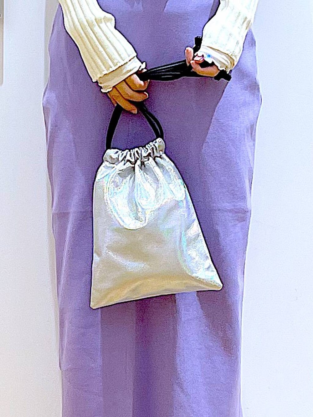 ホワイト系のTシャツ/カットソー、ベージュ系のカーディガン/ボレロ、ベージュ系のブーツを着用したレディースの春コーディネートの9枚目の写真