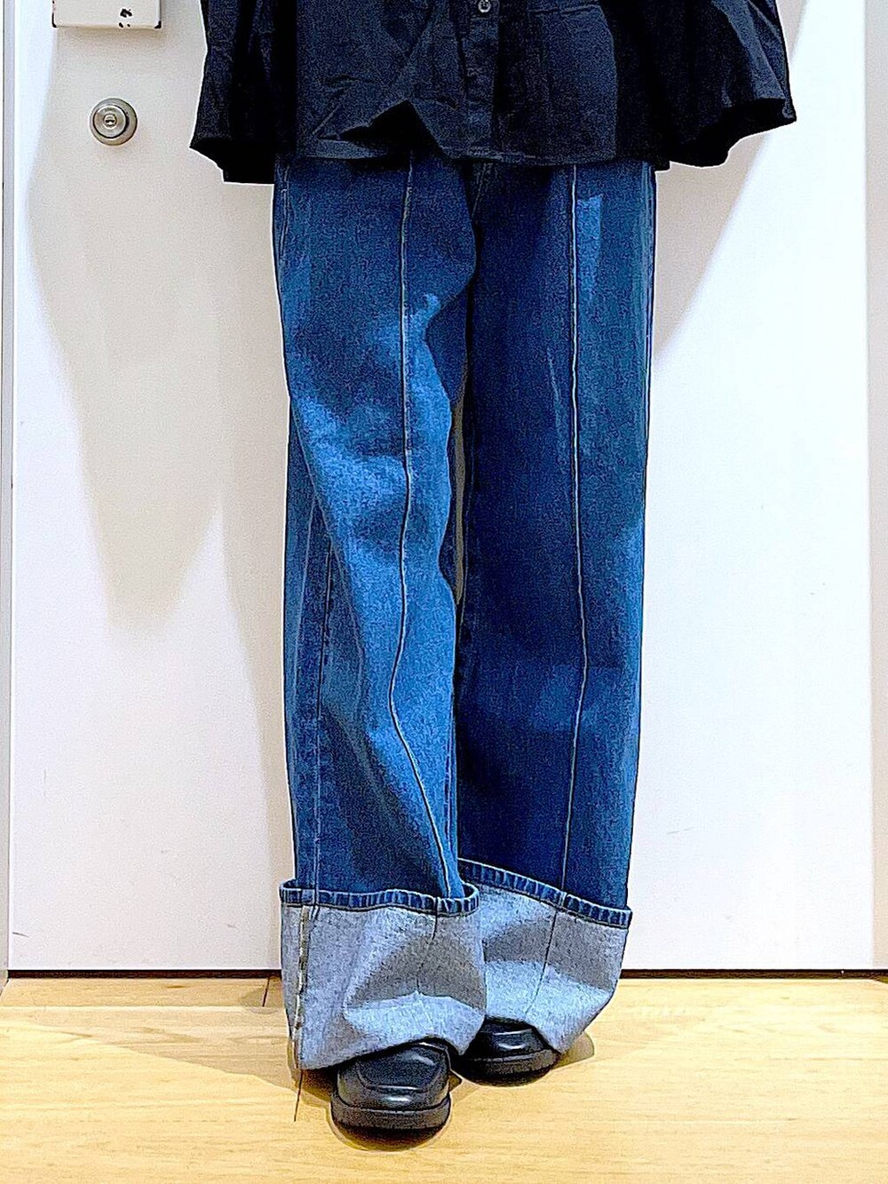 グレー系のショルダーバッグ、ブラック系のローファー、ブラック系のシャツ/ブラウスを着用したレディースの秋コーディネートの8枚目の写真