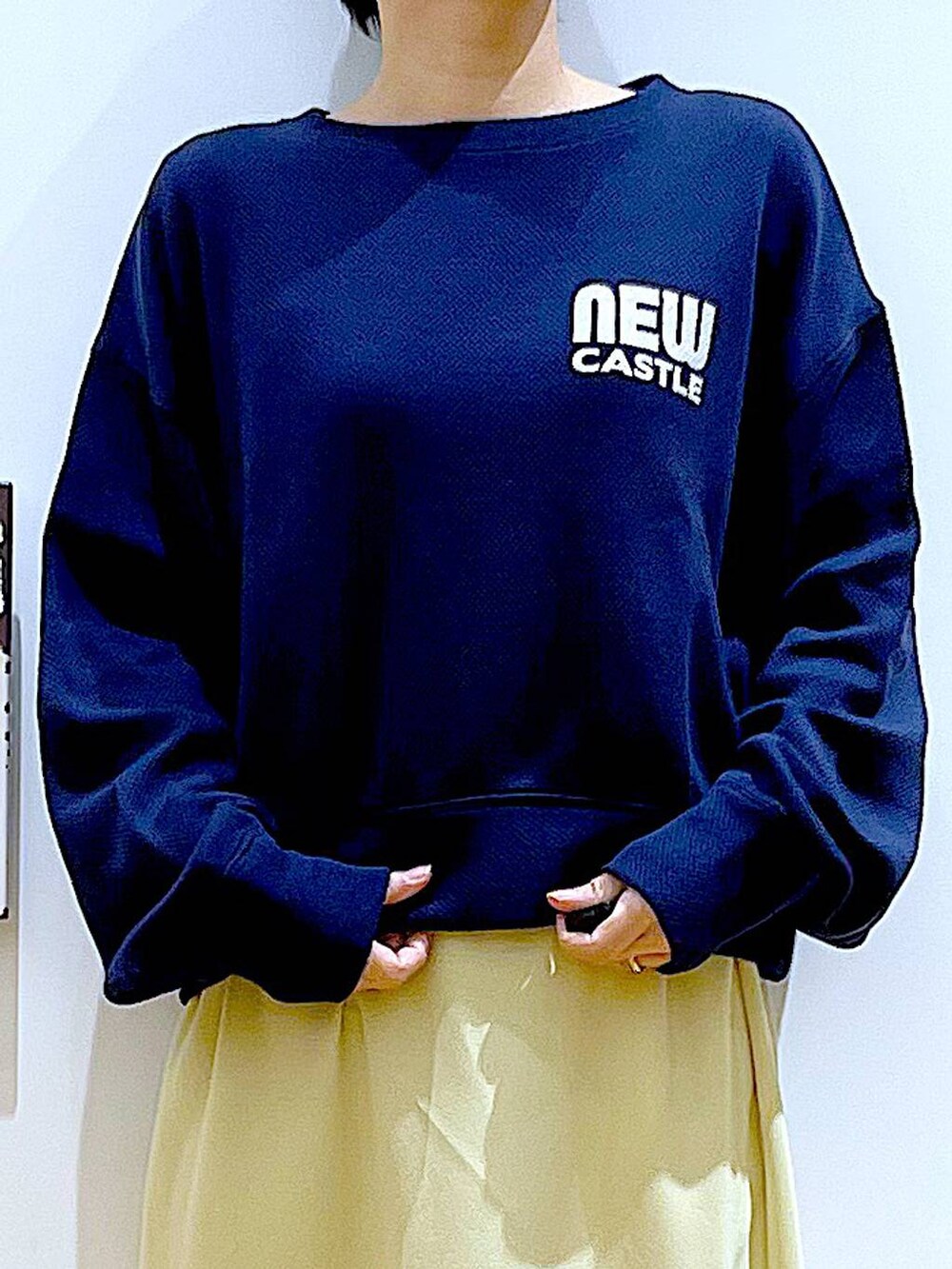 ホワイト系のパンプス、ブルー系のTシャツ/カットソー、イエロー系のスカートを着用したレディースの春コーディネートの7枚目の写真