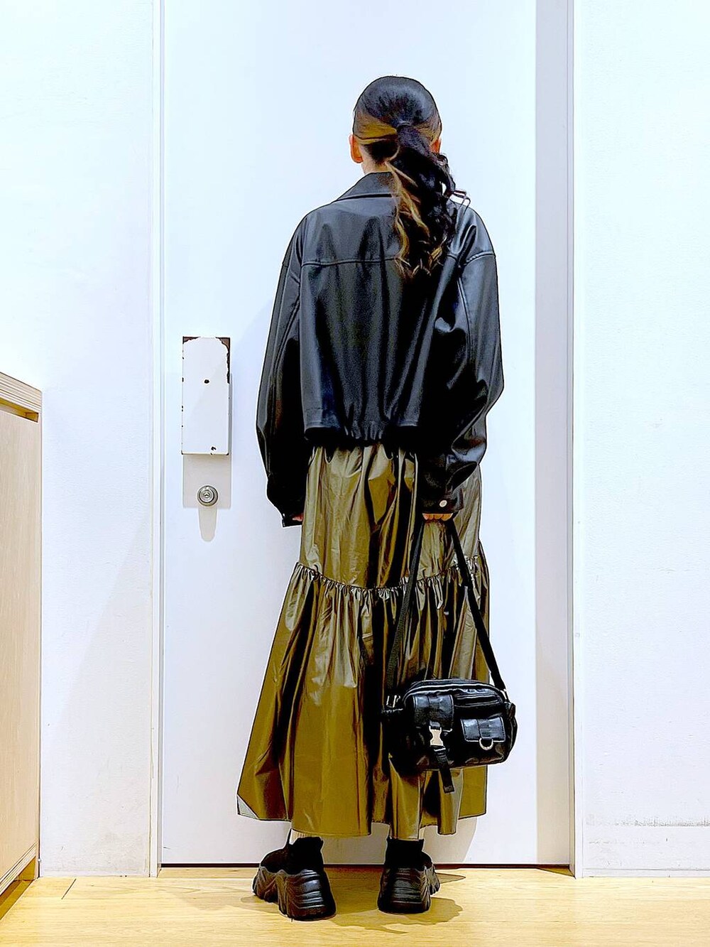 ブラック系のブルゾン、ブラック系のスニーカー、その他のスカートを着用したレディースの春コーディネートの5枚目の写真