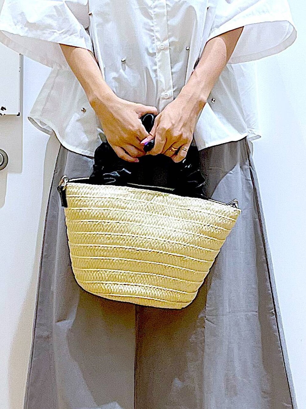 ホワイト系のサンダル、ホワイト系のショルダーバッグ、グレー系のスカートを着用したレディースの夏コーディネートの9枚目の写真