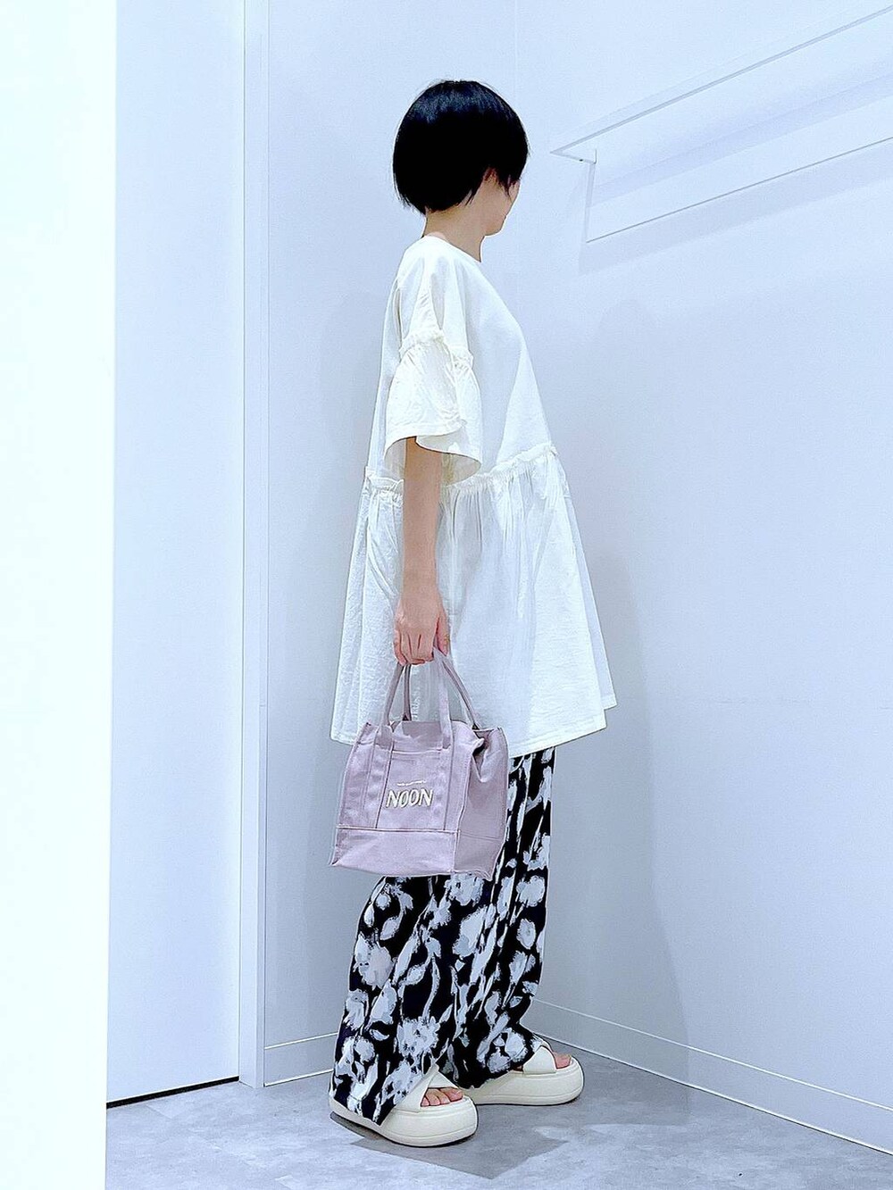 ホワイト系のサンダル、ブラック系のその他パンツ、グレー系のトートバッグを着用したレディースの夏コーディネートの4枚目の写真