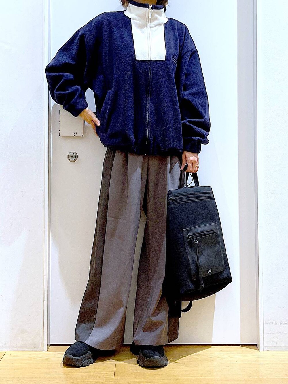 ブラック系のバックパック/リュック、ブラック系のブーツ、グレー系のその他パンツを着用したレディースの冬コーディネートの6枚目の写真