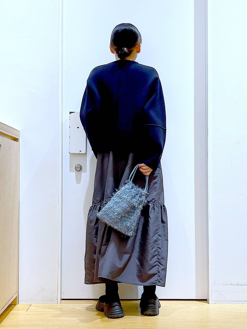 ブルー系のTシャツ/カットソー、ブラック系のブーツ、ブルー系のショルダーバッグを着用したレディースの春コーディネートの5枚目の写真