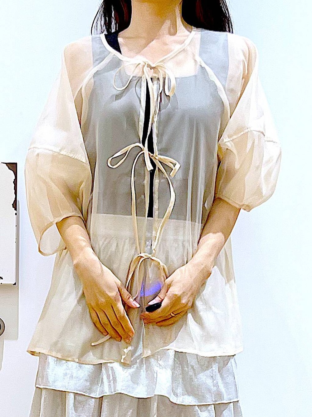 ホワイト系のサンダル、ブラック系のニット/セーター、ホワイト系のショルダーバッグを着用したレディースの夏コーディネートの7枚目の写真