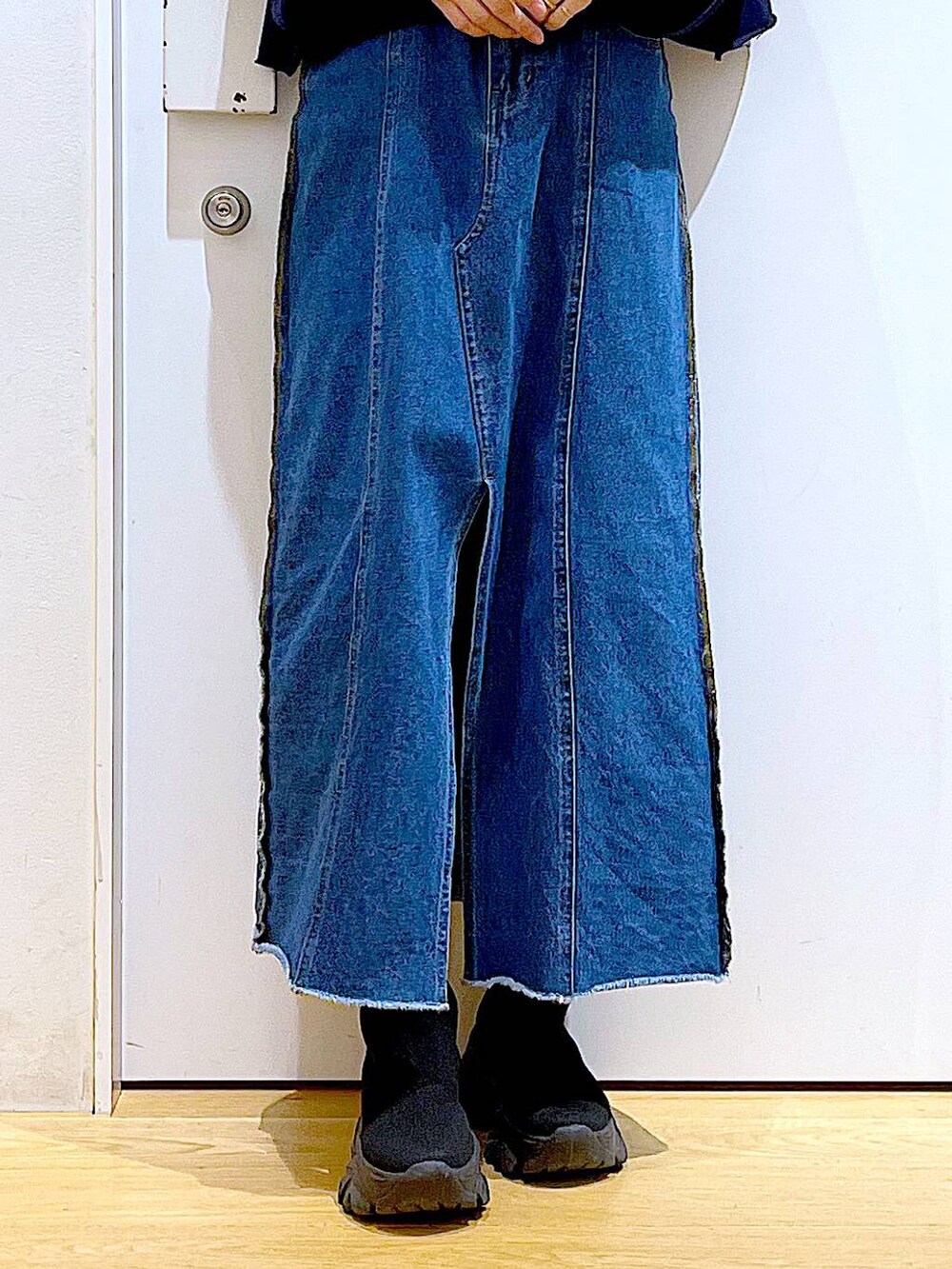 ブルー系のデニムスカート、ブラック系のブーツ、グレー系のショルダーバッグを着用したレディースの冬コーディネートの8枚目の写真