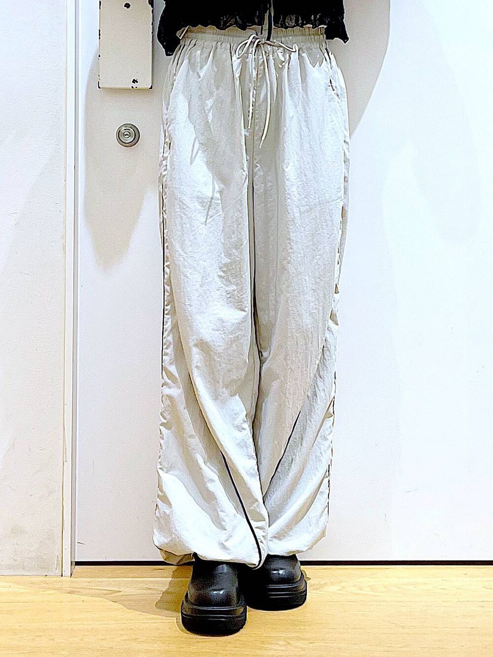 ブラック系のブーツ、ブラック系のショルダーバッグ、ホワイト系のTシャツ/カットソーを着用したレディースの秋コーディネートの8枚目の写真