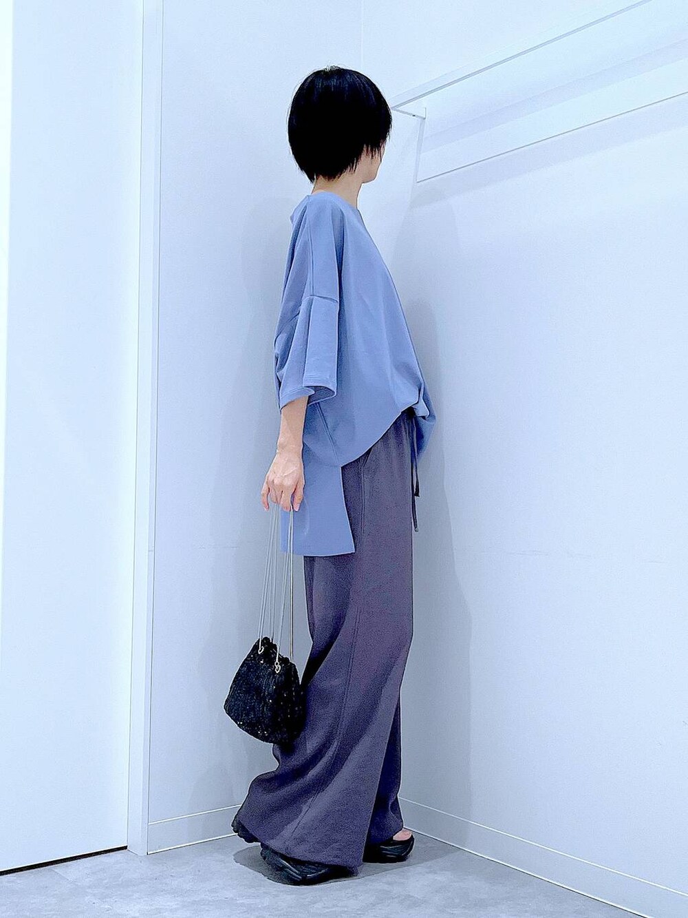 グレー系のその他パンツ、ブラック系のショルダーバッグ、ブルー系のTシャツ/カットソーを着用したレディースの夏コーディネートの4枚目の写真