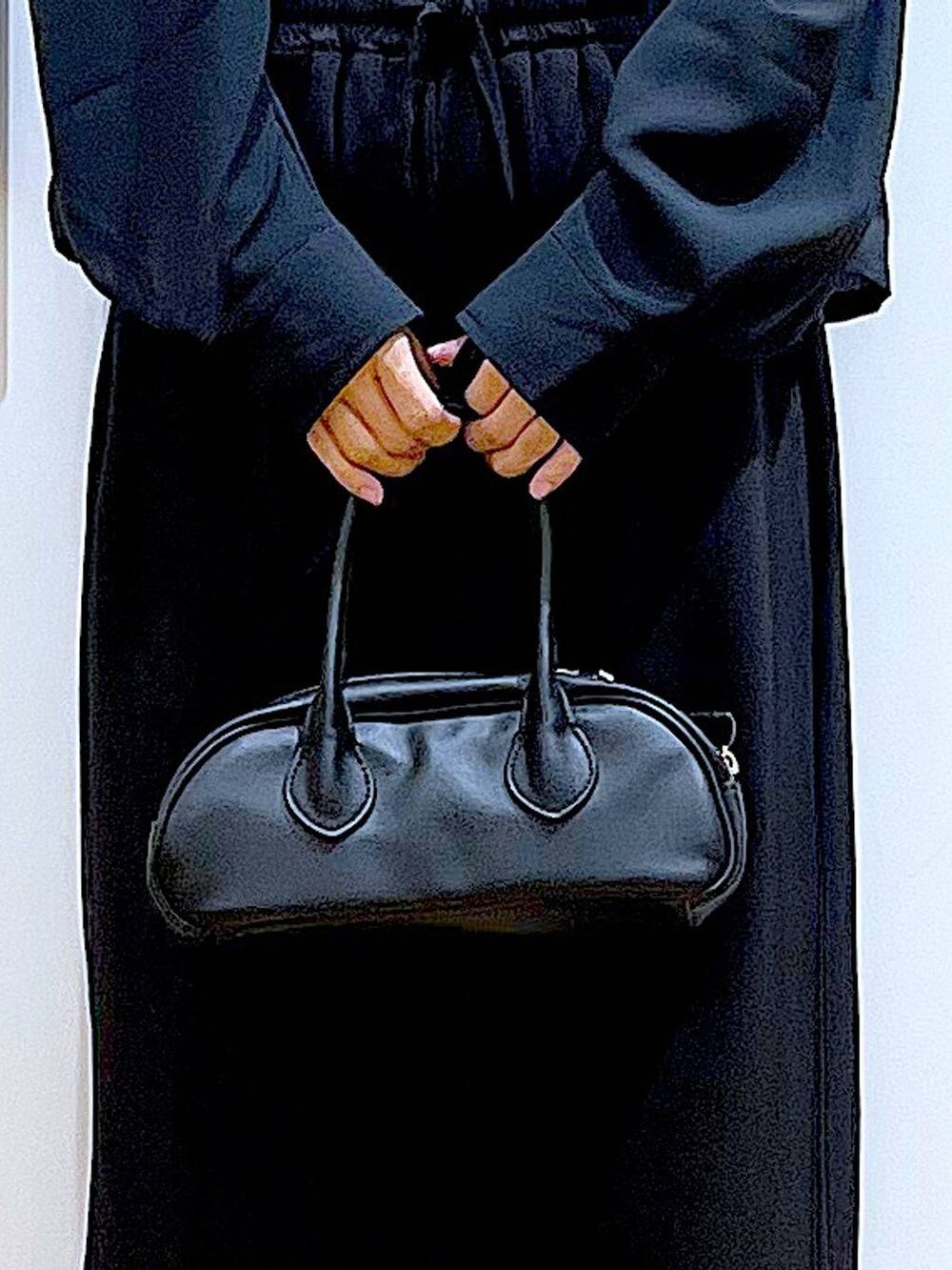 ブラック系のボストンバッグ、ブラック系のその他パンツ、ブラック系のパンプスを着用したレディースの春コーディネートの9枚目の写真