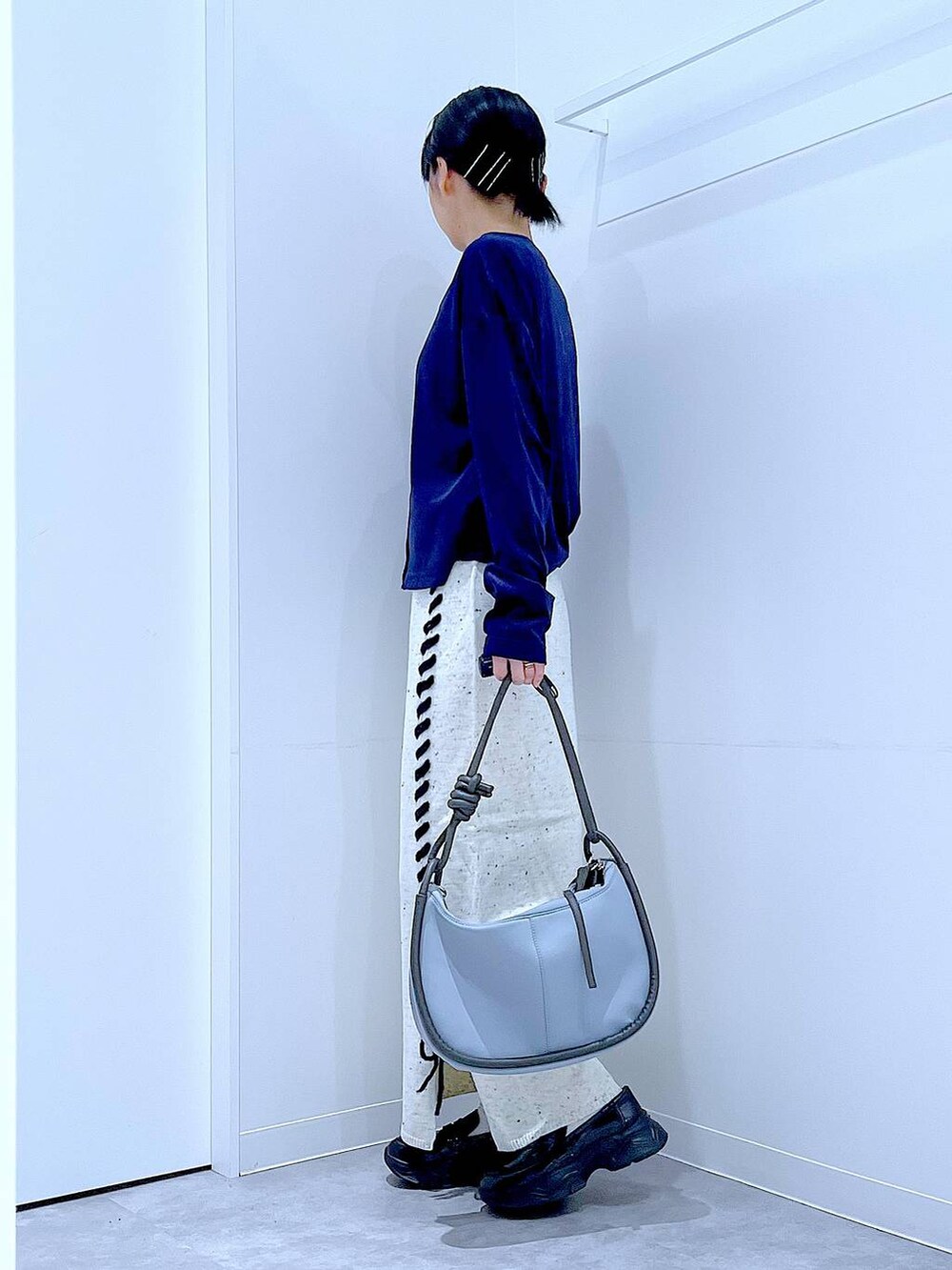 ブラック系のローファー、ブルー系のTシャツ/カットソー、グレー系のショルダーバッグを着用したレディースの秋コーディネートの3枚目の写真