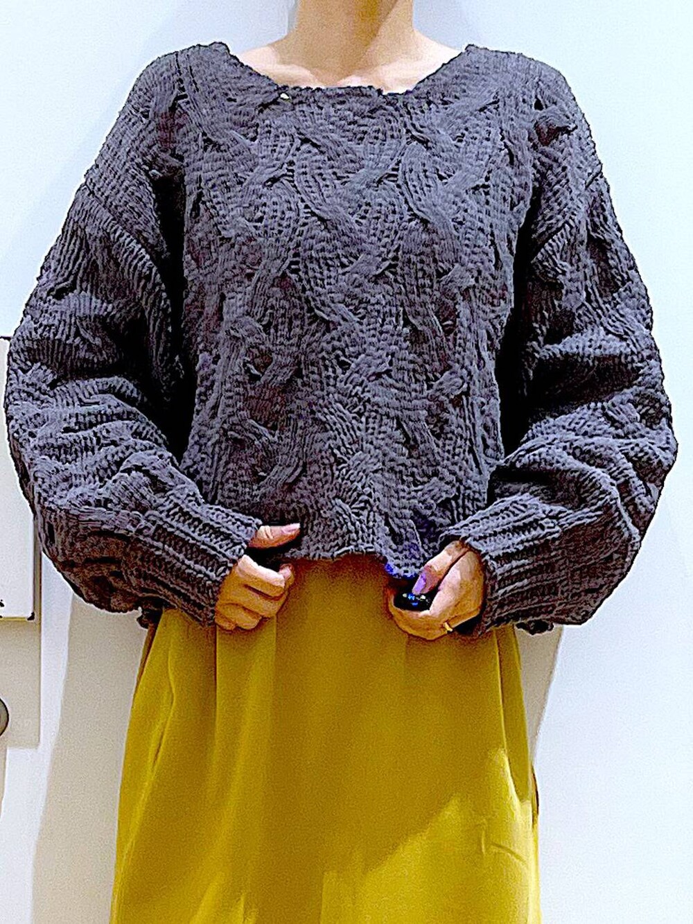 その他のショルダーバッグ、ブラック系のブーツ、グレー系のニット/セーターを着用したレディースの冬コーディネートの7枚目の写真