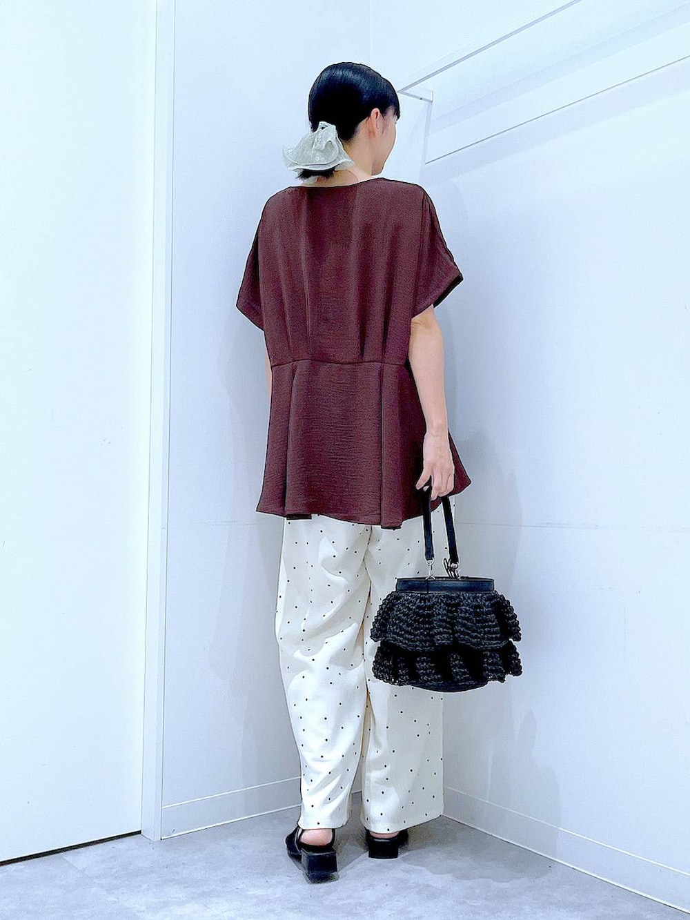 その他のその他パンツ、ベージュ系のショルダーバッグ、ブラック系のサンダルを着用したレディースの夏コーディネートの5枚目の写真