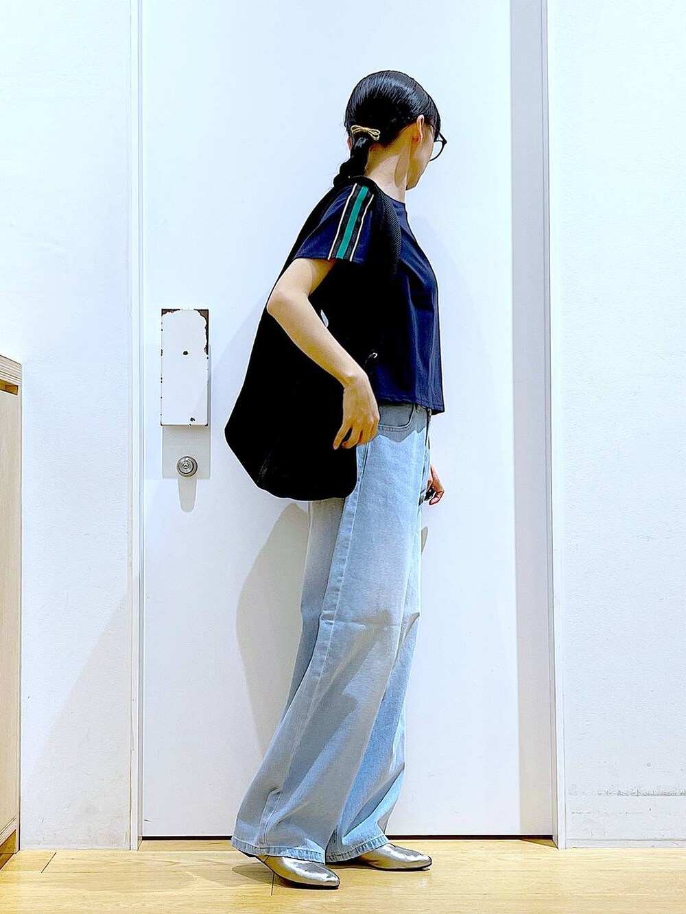 ブラック系のショルダーバッグ、その他のパンプス、ブルー系のデニムパンツを着用したレディースの夏コーディネートの4枚目の写真