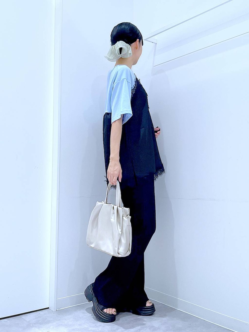 ブルー系のTシャツ/カットソー、ブラック系のその他パンツ、ブラック系のサンダルを着用したレディースの夏コーディネートの4枚目の写真