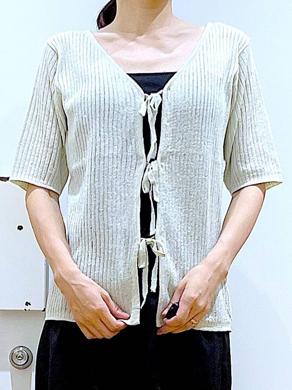 ブラック系のキャミソール、ブラック系のショルダーバッグ、ブラック系のサンダルを着用したレディースの夏コーディネートの7枚目の写真