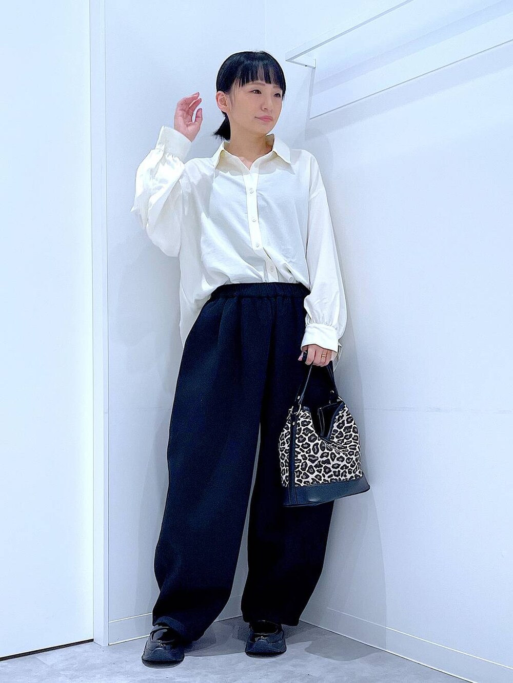 ブラック系のローファー、その他のショルダーバッグ、ブラック系のスウェットパンツを着用したレディースの秋コーディネートの2枚目の写真