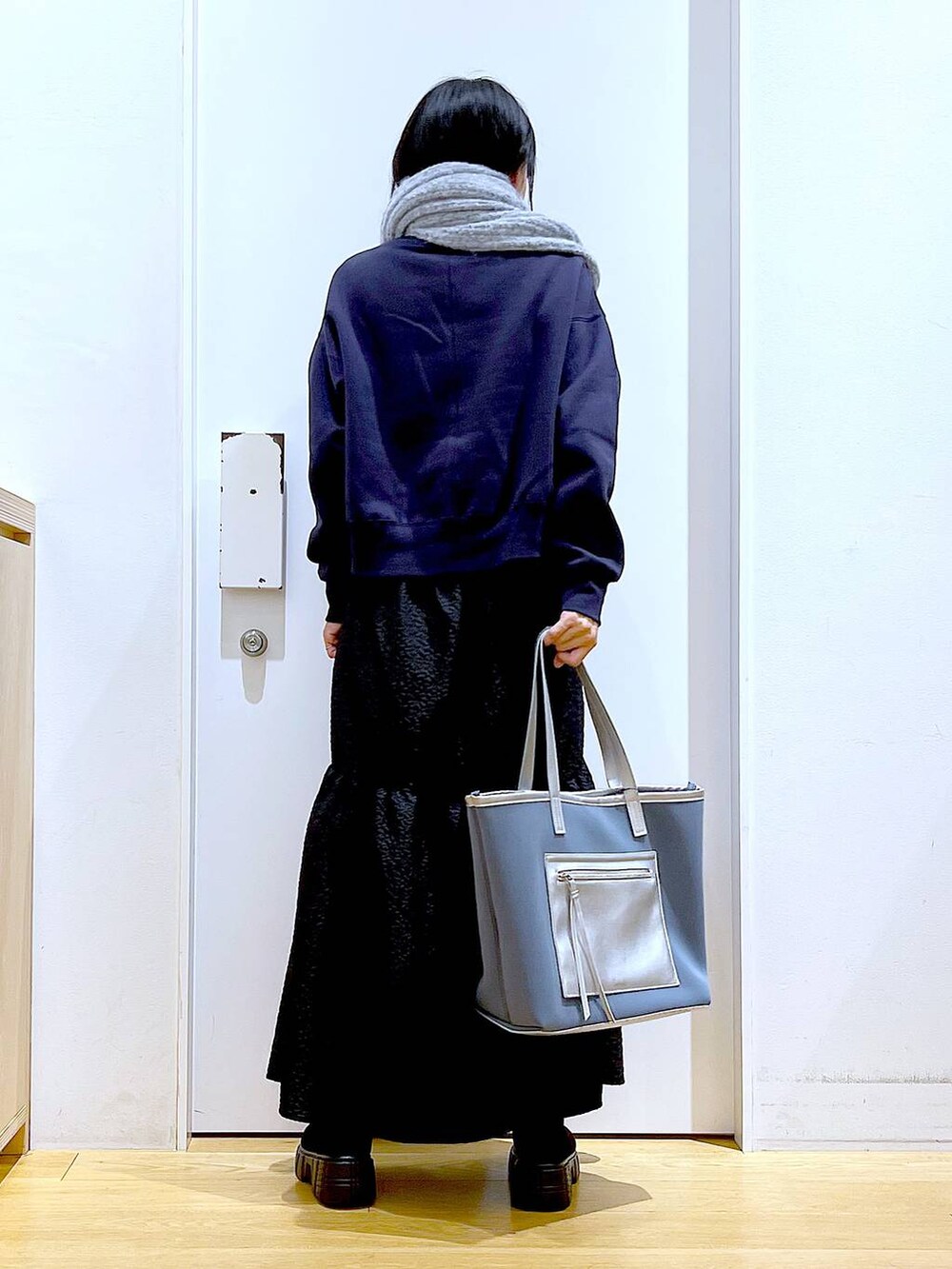 グレー系のトートバッグ、ブラック系のブーツ、グレー系のスウェットを着用したレディースの冬コーディネートの5枚目の写真