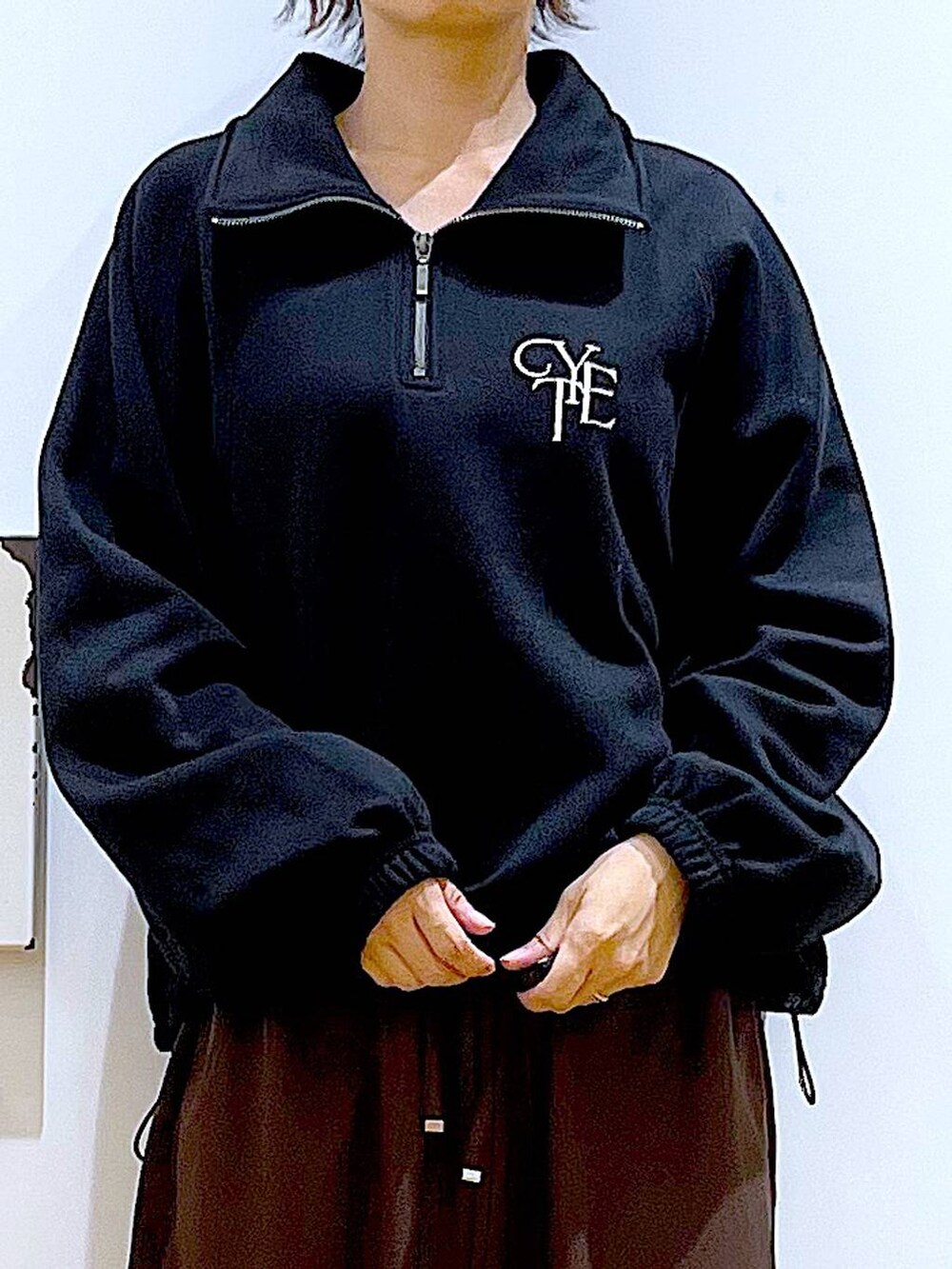 ブラック系のスリッポン、ブラウン系のその他パンツ、ホワイト系のトートバッグを着用したレディースの秋コーディネートの7枚目の写真