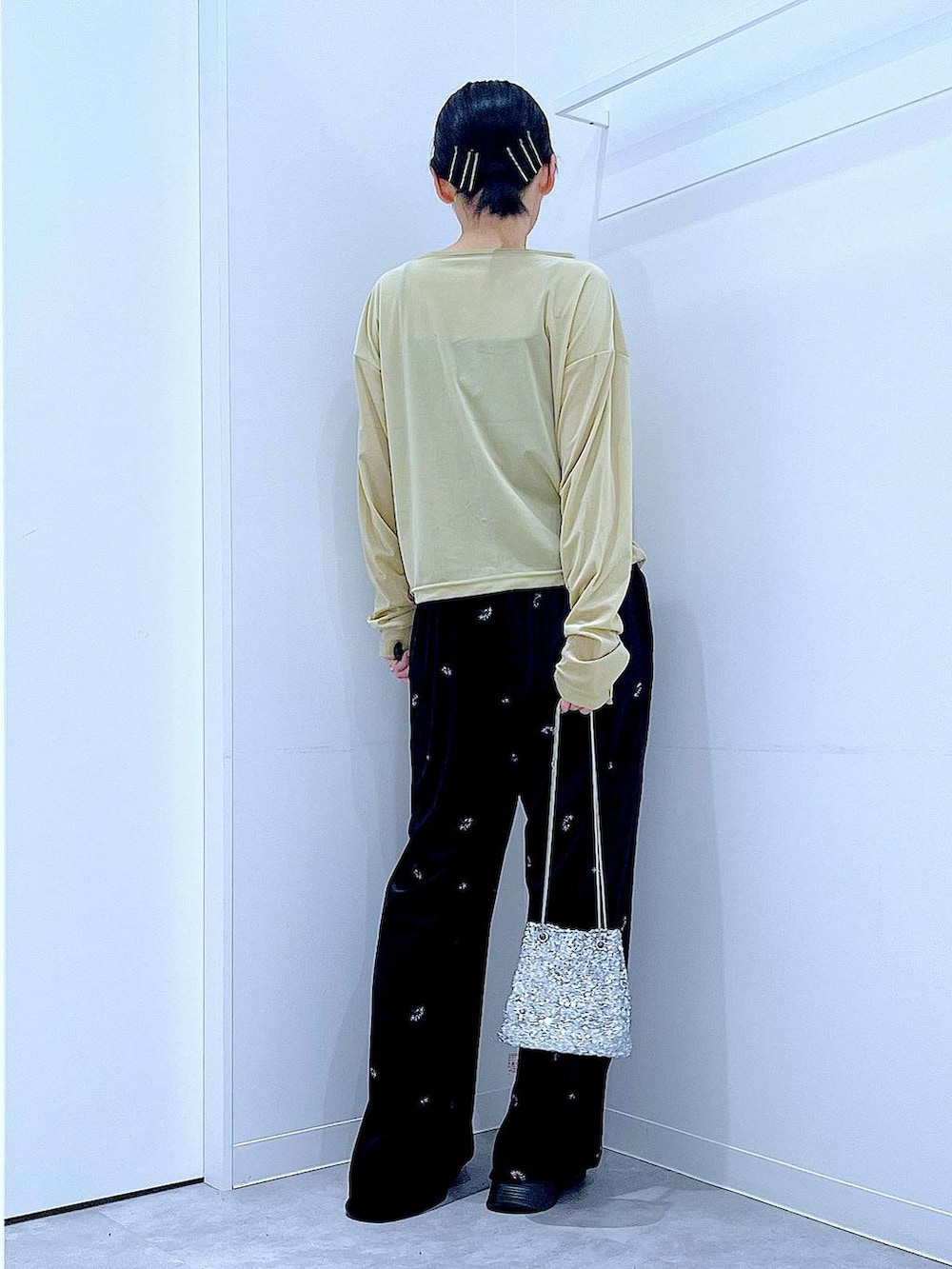 シルバー系のショルダーバッグ、ブラック系のローファー、イエロー系のTシャツ/カットソーを着用したレディースの秋コーディネートの5枚目の写真