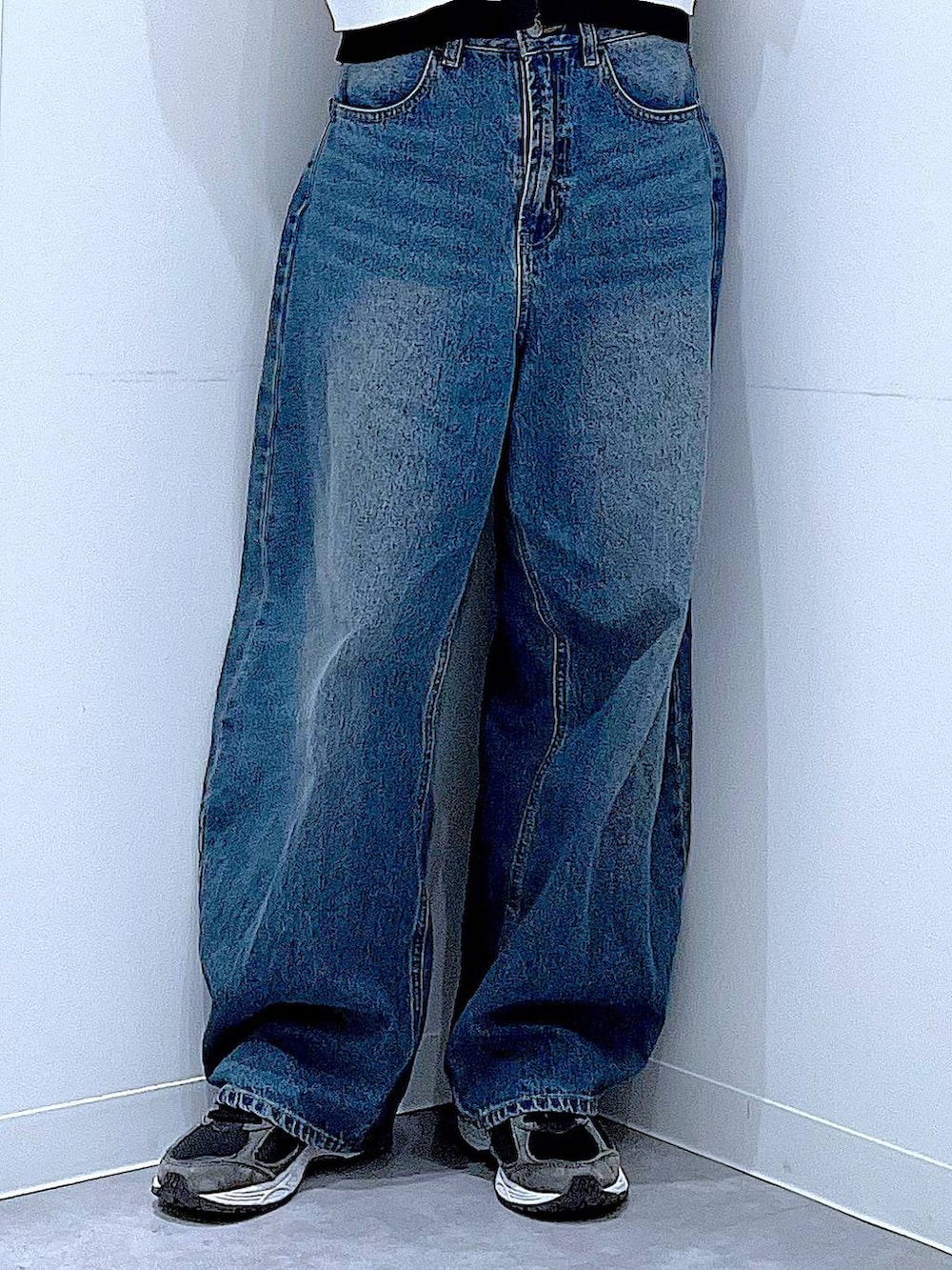 ブルー系のデニムパンツ、ピンク系のショルダーバッグ、ホワイト系のカーディガン/ボレロを着用したレディースの春コーディネートの8枚目の写真