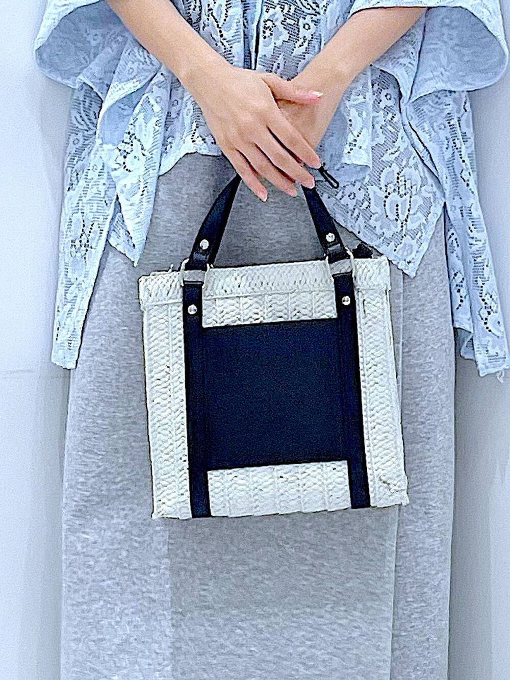 ホワイト系のショルダーバッグ、ブルー系のシャツ/ブラウス、ブラック系のスニーカーを着用したレディースの夏コーディネートの9枚目の写真