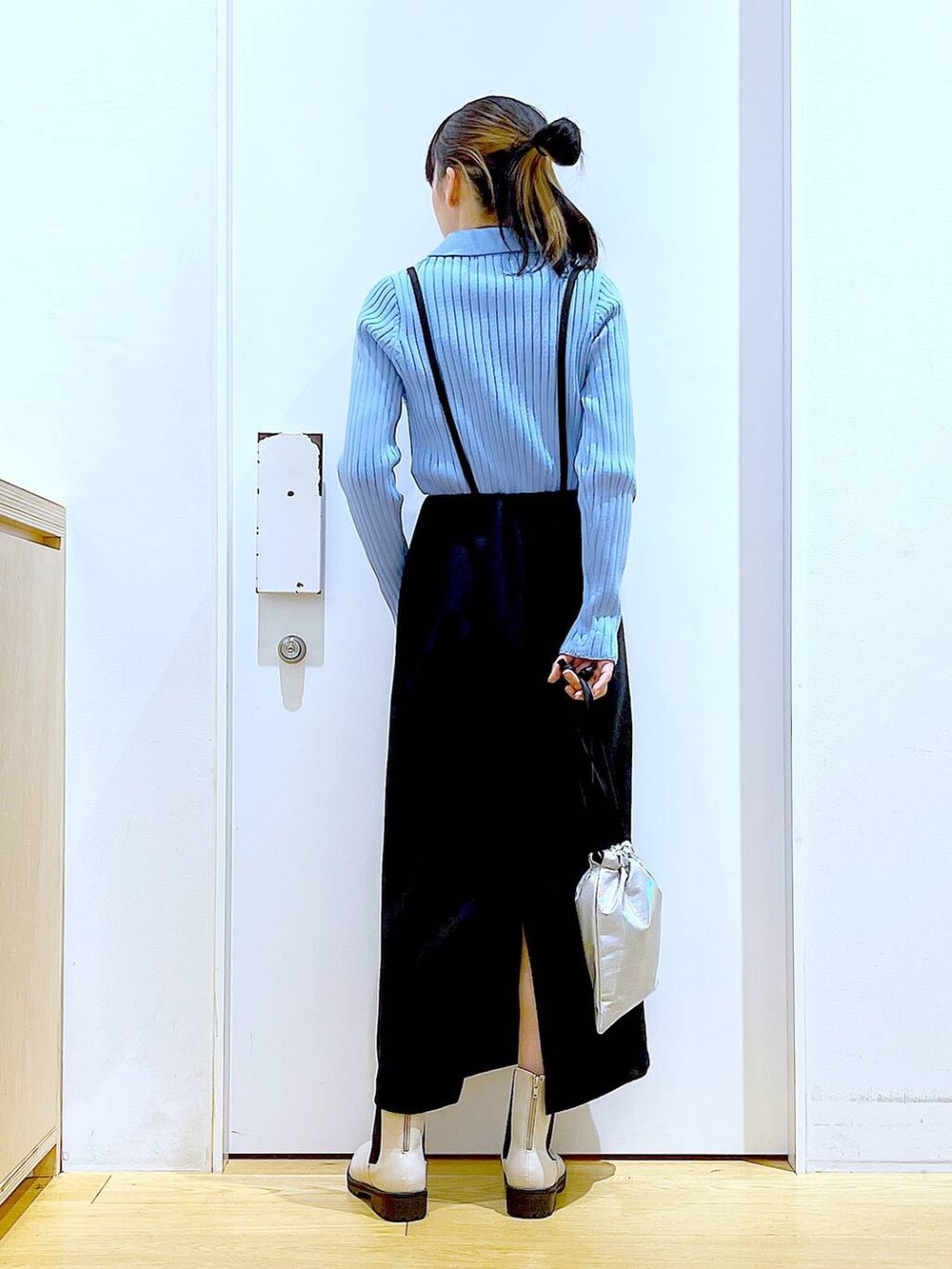 ブルー系のカーディガン/ボレロ、ベージュ系のブーツ、その他のショルダーバッグを着用したレディースの春コーディネートの5枚目の写真