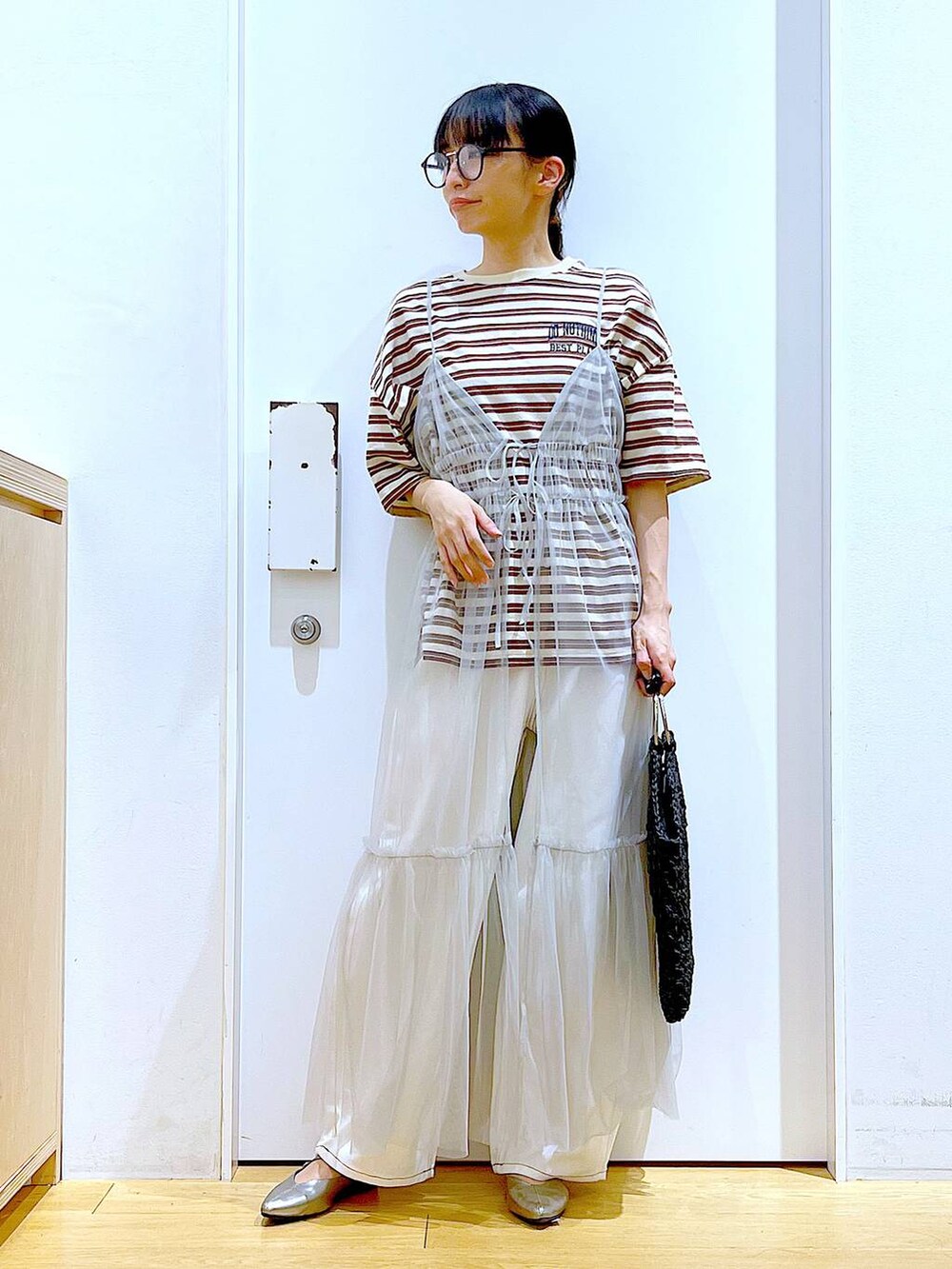 グレー系のワンピース、ホワイト系のその他パンツ、その他のパンプスを着用したレディースの春コーディネートの2枚目の写真